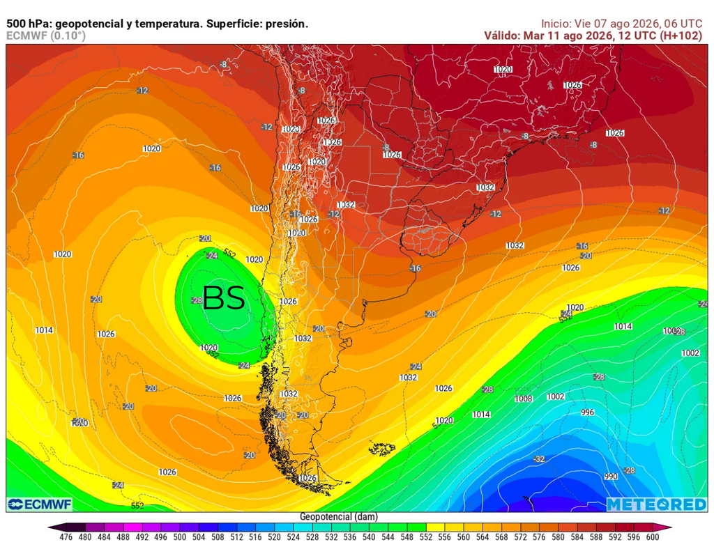 El ECMWF proyecta una baja segregada frente a Chile, cuyo sector delantero favorecería el ascenso de aire y transporte de humedad hacia el continente, creando condiciones para el desarrollo de nubosidad y precipitaciones que podrían extenderse hacia el norte.