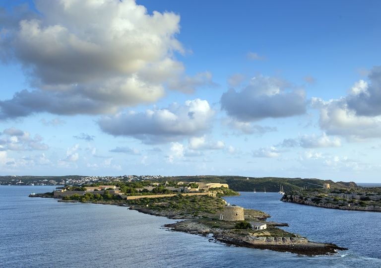 Entrada al puerto de Mahón, con sus fortalezas defensivas. Entrada al puerto de Mahón, con sus fortalezas defensivas.