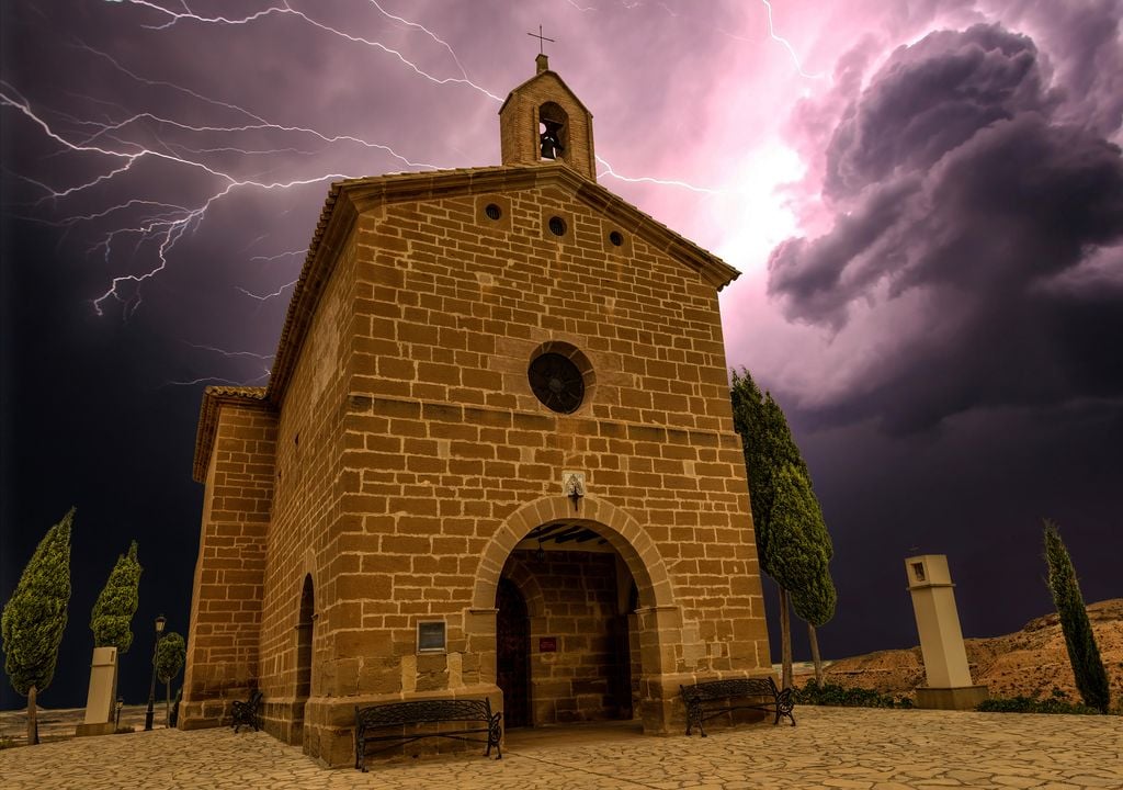 Ermita en Teruel bajo una tormenta