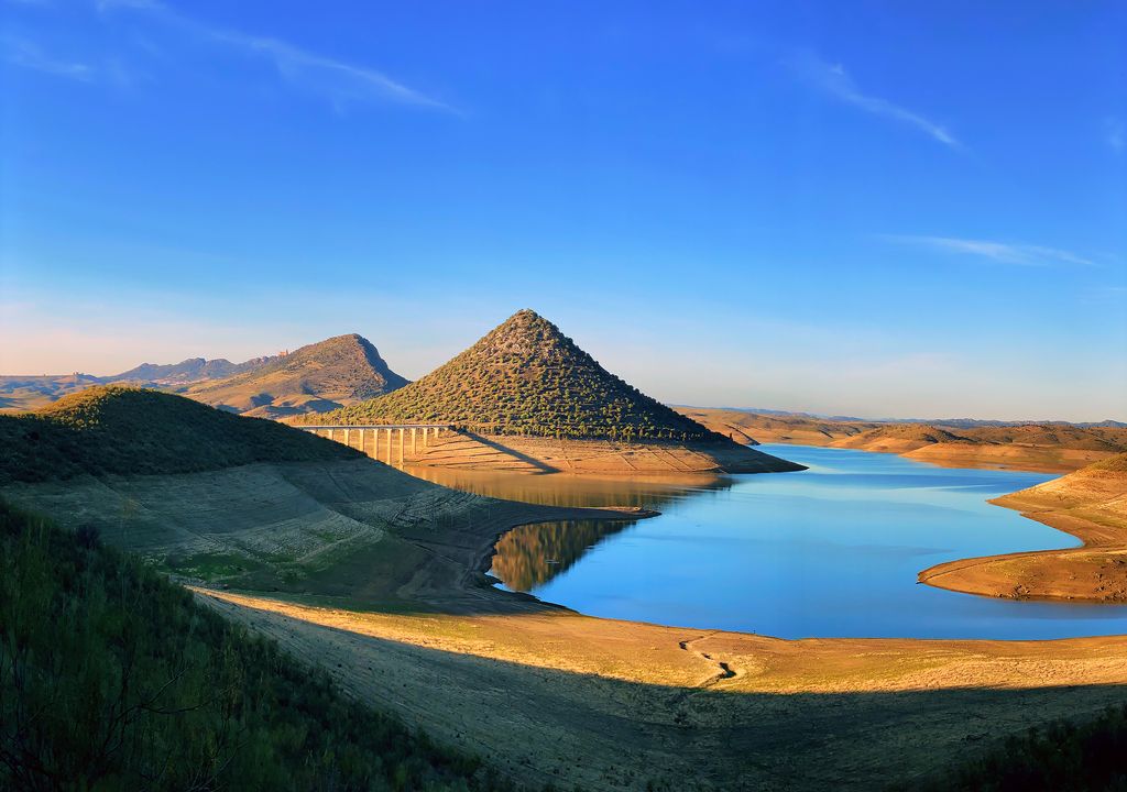 En la imagen el cerro Masatrigo, en el embalse de La Serena, formación geológica muy llamativa por su figura cónica casi perfecta.