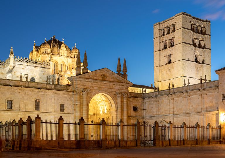Catedral de Zamora, construida en el siglo XII y de estilo románico. Catedral de Zamora, construida en el siglo XII y de estilo románico.
