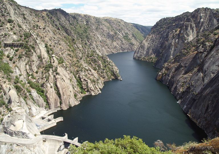 Arribes, vocablo leonés utilizado para denominar la profunda y prolongada garganta fluvial del río Duero en su tramo internacional con Portugal. Arribes, vocablo leonés utilizado para denominar la profunda y prolongada garganta fluvial del río Duero en su tramo internacional con Portugal.