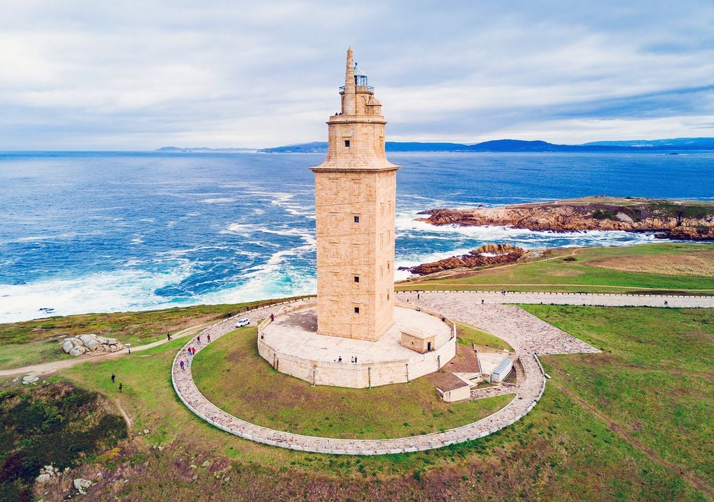 La Torre de Hércules, símbolo de la ciudad de La Coruña, construido en el siglo I de nuestra era, tiene el privilegio de ser el único faro romano y el más antiguo en funcionamiento del mundo.