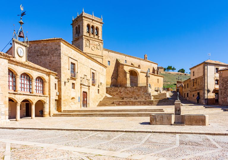 Plaza mayor de Morón de Almazán, Soria, con la iglesia de Nuestra Señora de la Asunción y el palacio de los Mendoza. Plaza mayor de Morón de Almazán, Soria, con la iglesia de Nuestra Señora de la Asunción y el palacio de los Mendoza.