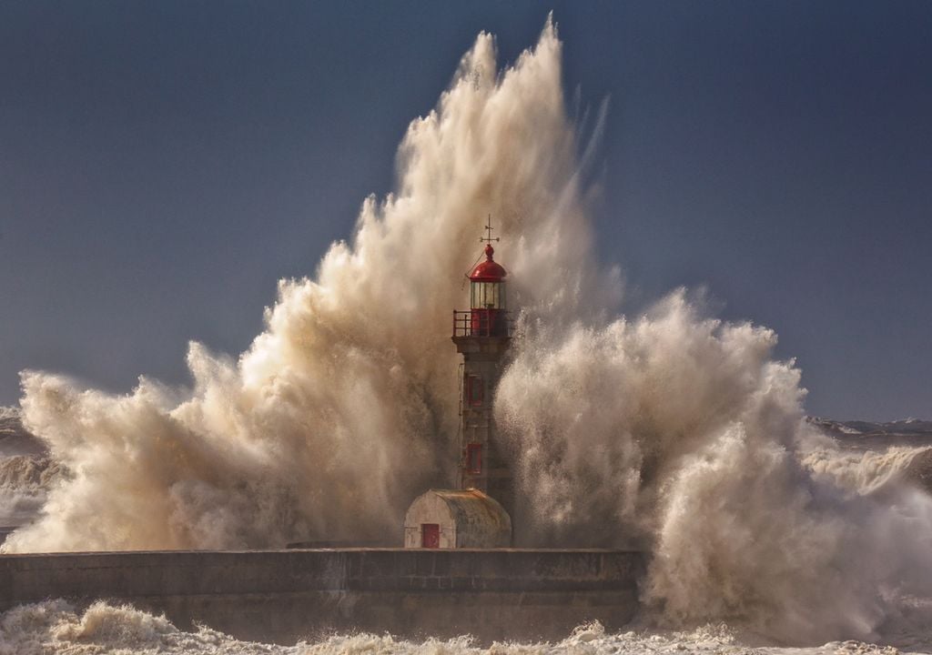 onda gigante quebra no farol