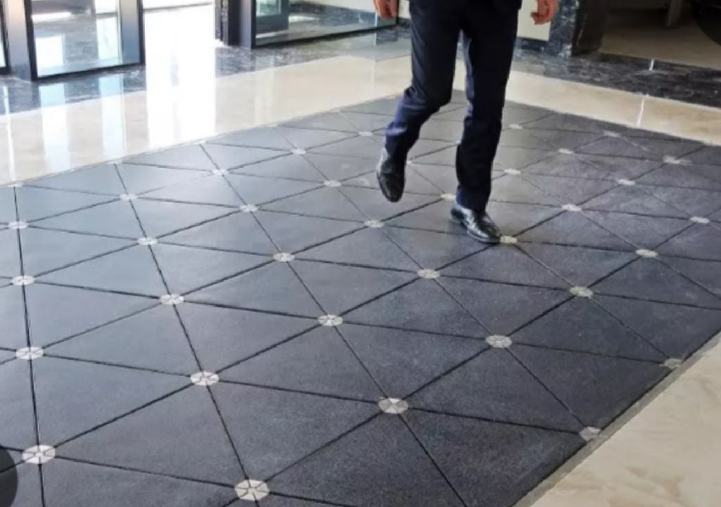 las innovadoras baldosas inteligentes piezoeléctricas, que convierten tu energía cinética en eléctrica.