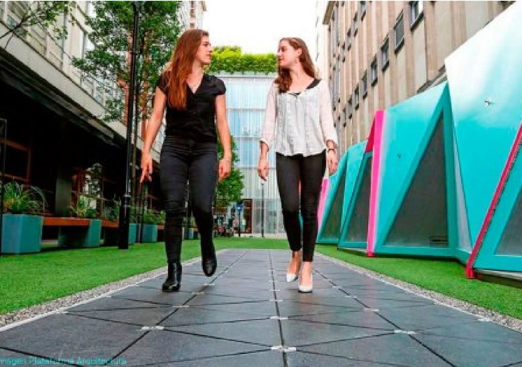 Cada paso que recibe una baldosa produce alrededor de 7 vatios de electricidad,