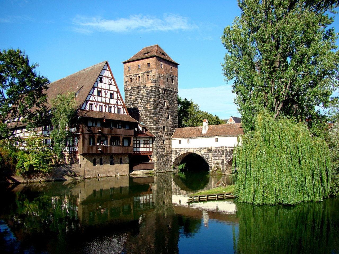 In Süddeutschland findet man in der traditionellen Bauweise häufiger Balkone oder Veranden, da hier die Windgeschwindigkeiten im Mittel geringer sind.
