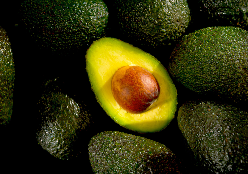 El aguacate se considera superalimento por su aporte de grasas saludables, fibra, vitaminas y antioxidantes, asociados a beneficios cardiovasculares y metabólicos.