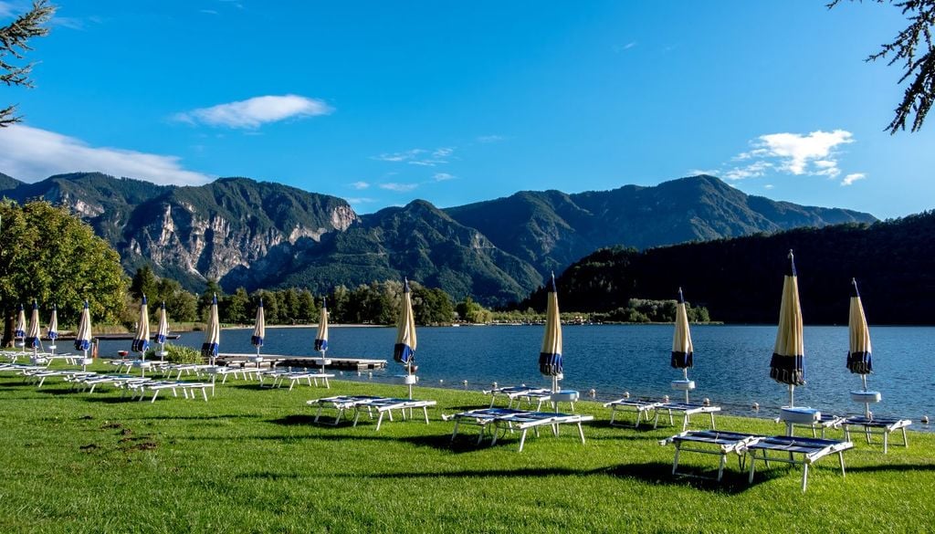 Bandiera Blu 2026 Trentino Alto Adige Le rilassanti atmosfere della spiaggia del lago di Levico in Valsugana