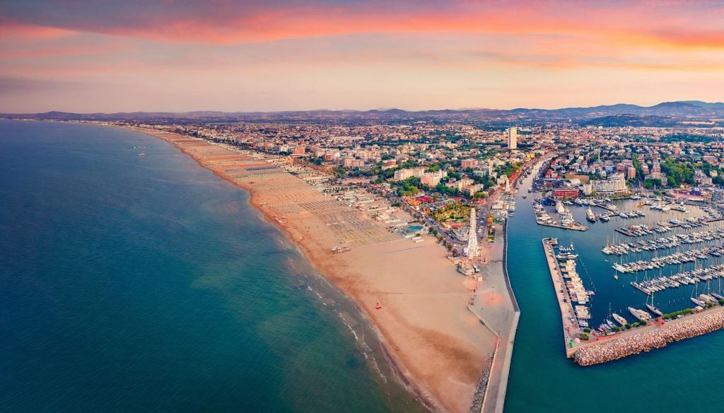 Bandiera Blu 2026 Rimini Il tramonto sulla spiaggia libera di Rimini, nuova Bandiera Blu 2026 per l'Emilia Romagna