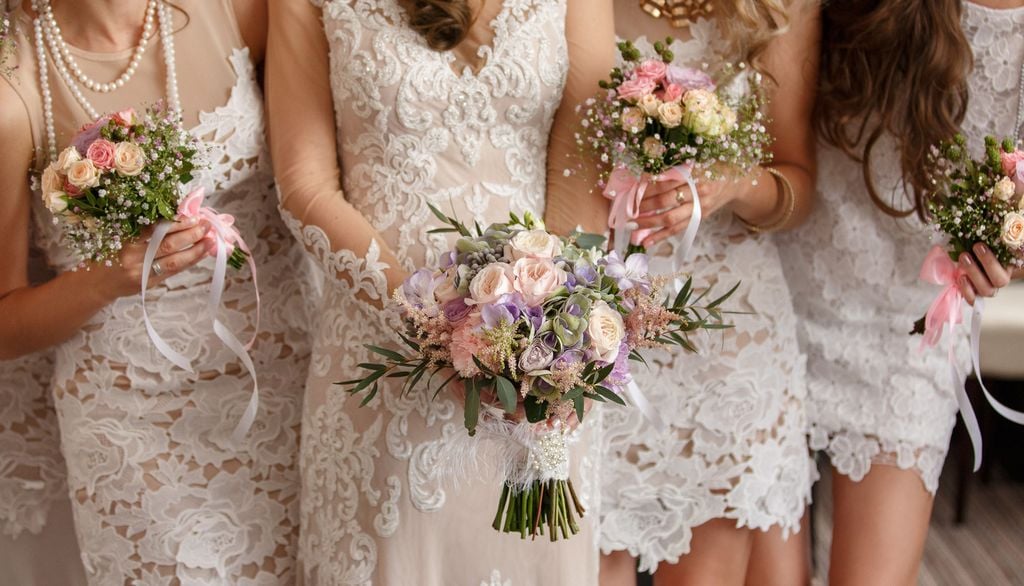 Bouquet Mariée Demoiselle D'honneur Fleurs composition florale robe blanc Cette année, les bouquets de mariée mêlant différentes variétés de fleurs ne sont plus dans les tendances…