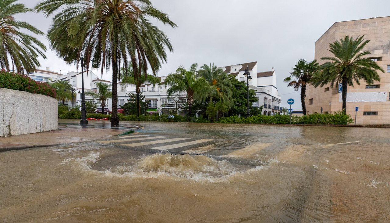 L’accumulation de grandes quantités de pluie en milieu urbain reste un défi majeur en matière de gestion des eaux et de santé publique.