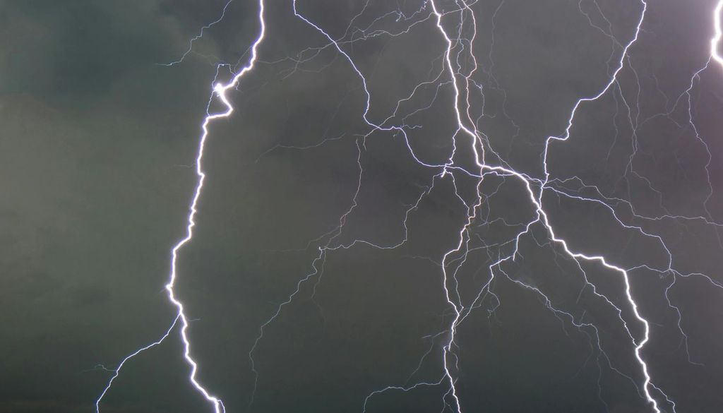 Trueno Parte de la energía de los truenos también puede transmitirse al suelo en forma de pequeñas vibraciones