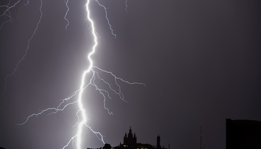Barcelona tembl&oacute; ayer por un trueno: un sism&oacute;grafo del Observatorio Fabra detect&oacute; las ondas s&oacute;nicas de la tormenta