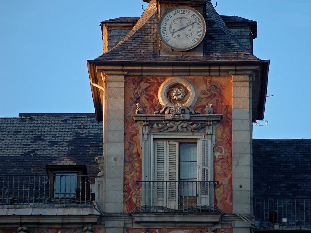 Detalle del barómetro aneroide situado en la parte alta de la torre derecha de la Casa de la Panadería Figura 13.- Detalle del barómetro aneroide situado en la parte alta de la torre derecha de la Casa de la Panadería, en la Plaza Mayor de Madrid.
