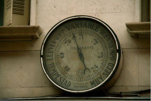 Barómetro de la calle del Príncipe de Madrid Figura 14.- Barómetro de la calle del Príncipe de Madrid.