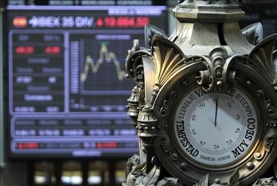 Primer plano del falso barómetro del edifico de La Bolsa de Madrid Figura 16.- Primer plano del falso barómetro del edifico de La Bolsa de Madrid.