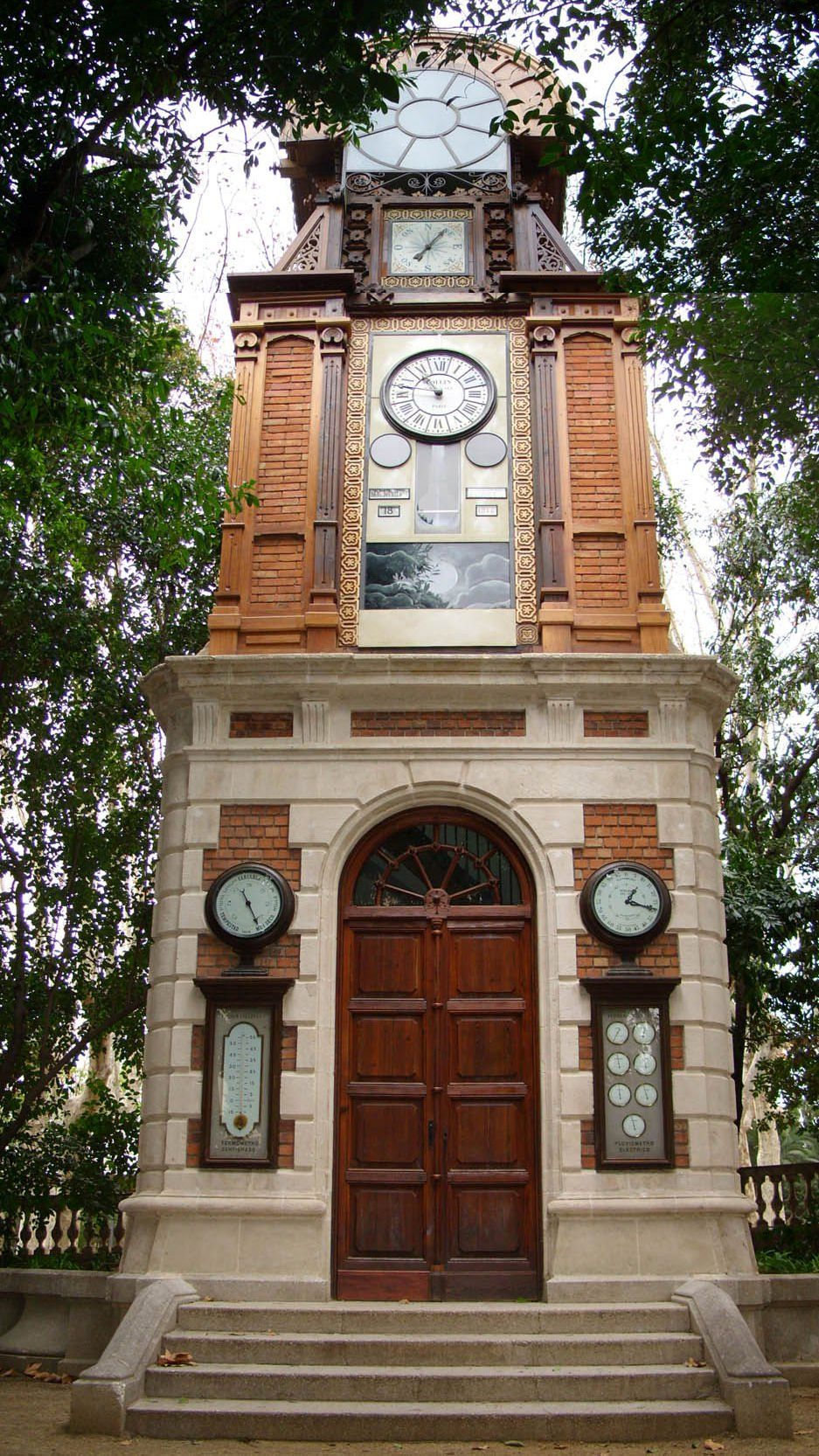 La torre meteorológica del Parque Ca l'Arnús Figura 19.- La torre meteorológica del Parque Ca l'Arnús, en Badalona, fotografiada el 16 de noviembre de 2009, día en que volvió a abrir sus puertas al público, tras finalizar las labores de restauración. Cortesía de Enrique Sánchez.
