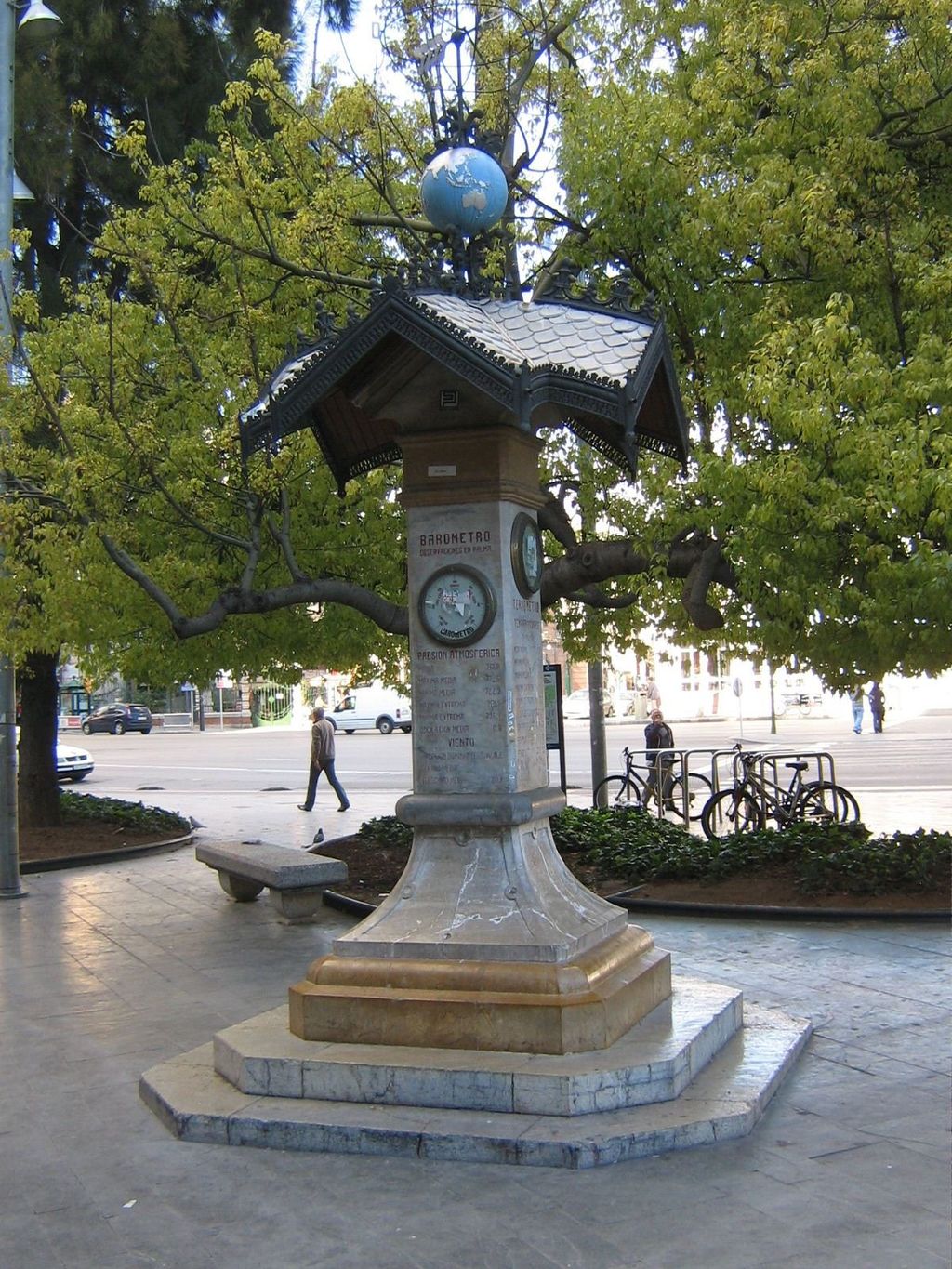 Columna barométrica de la Plaza de España de Palma de Mallorca Figura 22.- Columna barométrica de la Plaza de España de Palma de Mallorca.Cortesía de José Antonio Guijarro.