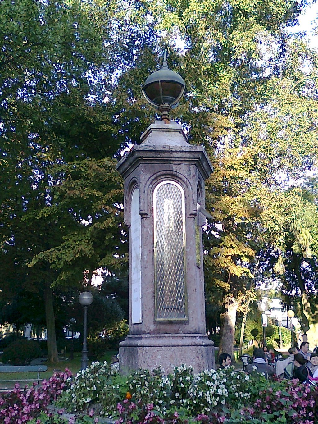 Columna meteorológica de los Jardines de Méndez Núñez de A Coruña Figura 5.- Columna meteorológica de los Jardines de Méndez Núñez de A Coruña. Fotografía tomada el 17 de octubre de 2010 por José Manuel Barreiro. Cortesía del autor.
