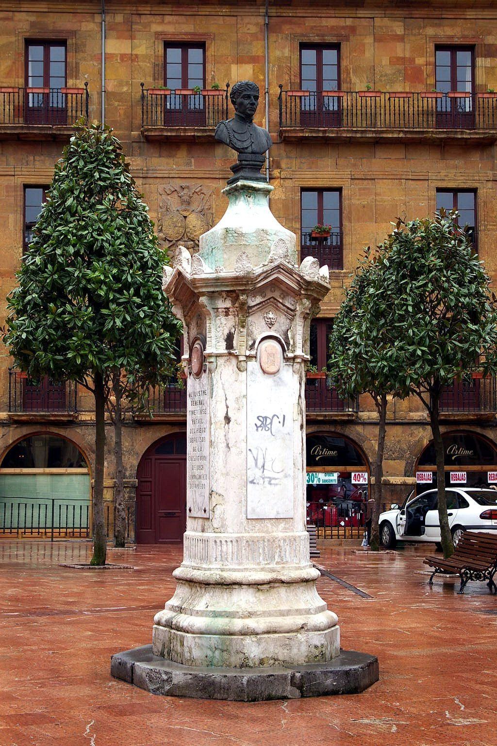 Monumento a Riego en la plaza de nombre homónimo de la ciudad de Oviedo Figura 7.- Monumento a Riego en la plaza de nombre homónimo de la ciudad de Oviedo. El pedestal blanco sobre el que se apoya el busto fue proyectado originalmente como columna meteorológica.