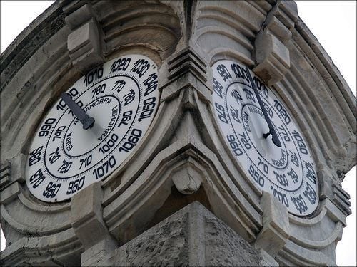 Primer plano de 2 de las esferas del barómetro Figura 9.- Primer plano de 2 de las esferas del barómetro de La Concha. Las indicaciones de la presión atmosférica están graduadas tanto en milímetros de mercurio como en hectopascales.