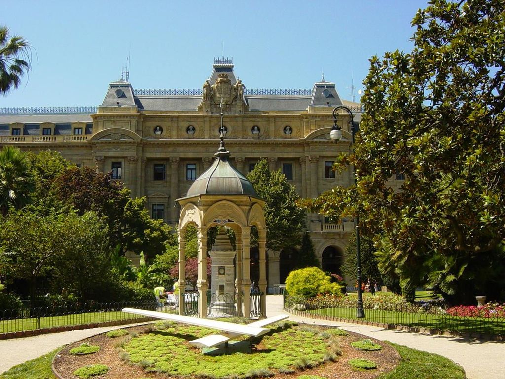 Plaza de Guipúzcoa de San Sebastián Figura 10.- Plaza de Guipúzcoa de San Sebastián, con el Palacio de la Diputación Foral de Guipúzcoa al fondo y el templete meteorológico en primer plano.