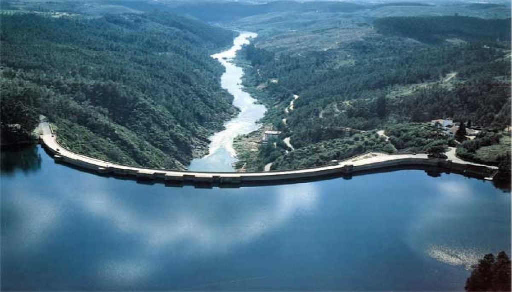 A albufeira de Castelo do Bode estende-se por 60 km e submergiu cerca de 3500 hectares ao longo do Zêzere. Foto: APA