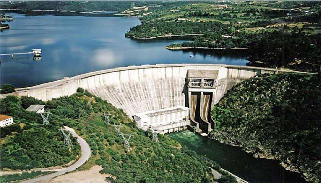 A barragem de Castelo do Bode, no rio Zêzere, entre Tomar e Abrantes, produz energia, armazena água e regula caudais. Foto: APA