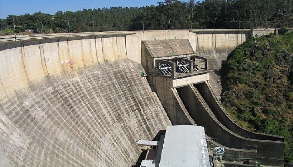 A Barragem de Castelo de Bode abastece mais de dois milhões de residentes na região da Grande Lisboa. Foto: Osvaldo Gago, CC BY-SA 2.0, Wikimedia Commons