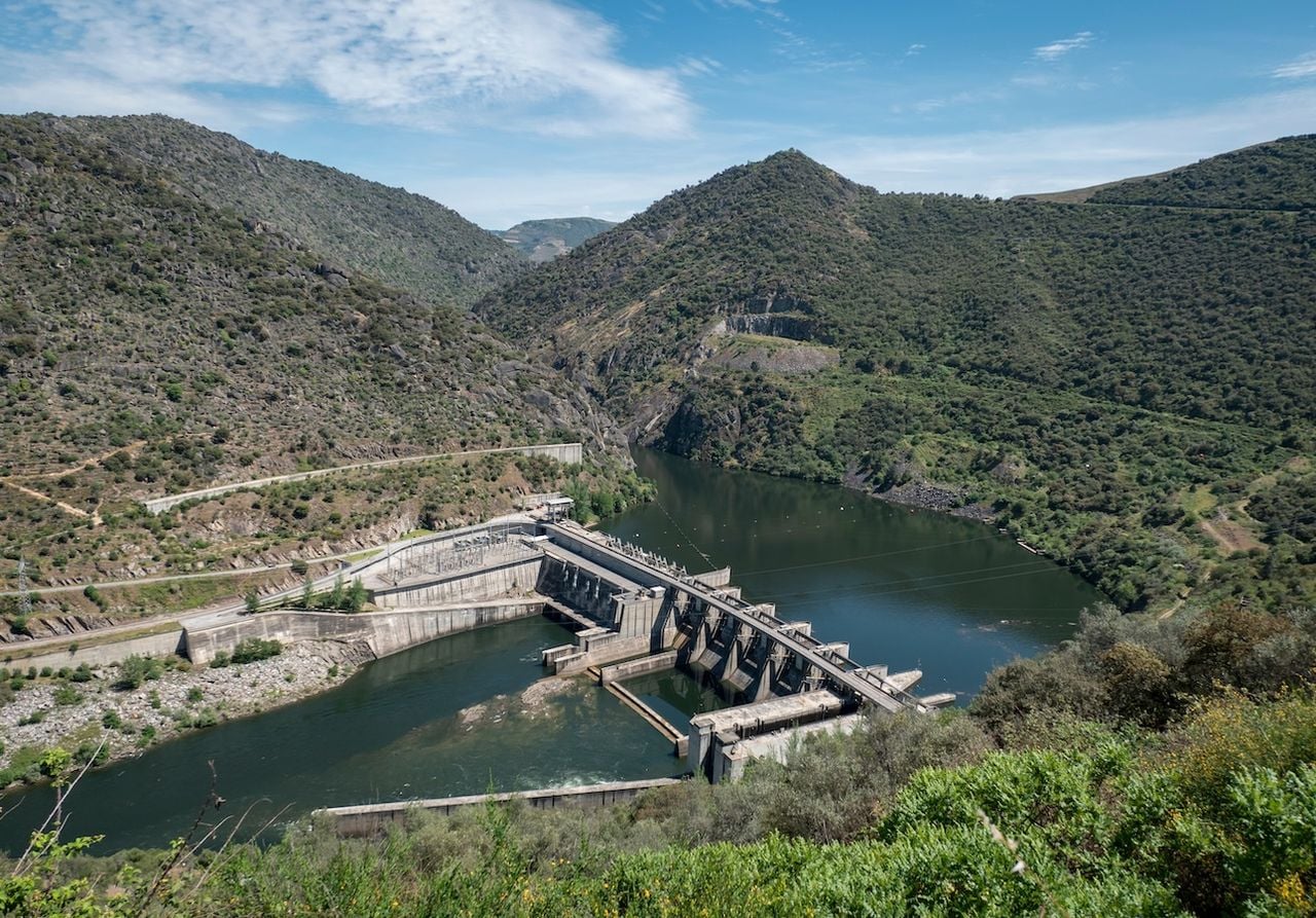 Em agosto, registou-se uma diminuição do volume de armazenamento de água nas barragens. No final do mês, o total armazenado cifra-se em 74%.