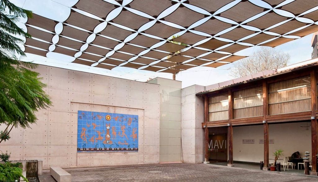 Mural “La Debutante” de Roberto Matta en la Plaza Mulato Gil de Castro. Crédito: Registro de Museos de Chile.