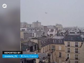 La nieve cubre de blanco varios barrios de Paris, Francia