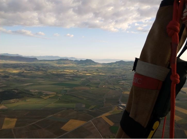 Bautismo De Aire De Un Meteorólogo En Los Cielos Riojanos Estibaciones de la Sierra de Cantabria fotografiada desde la barquilla del globo.