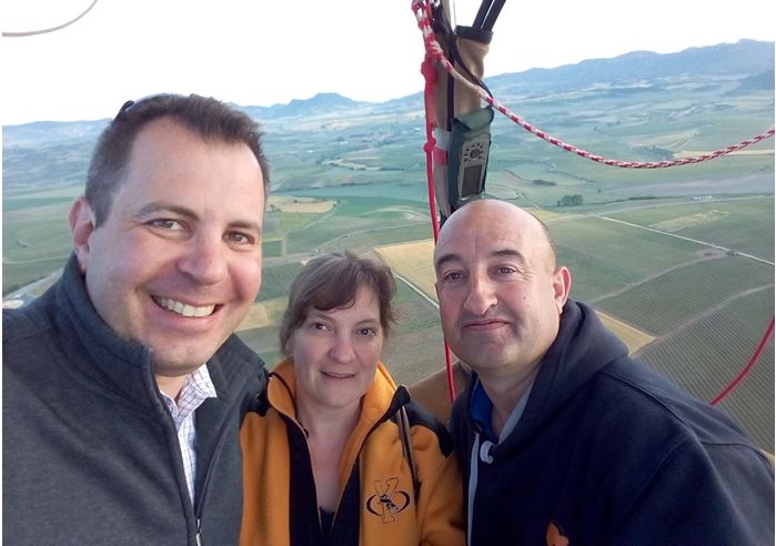Bautismo De Aire De Un Meteorólogo En Los Cielos Riojanos El autor (izqda.) acompañado de su mujer, Susana, y del piloto del globo, Valentín Carbajo, en plena travesía, sobrevolando el Valle del río Tirón, en La Rioja Alta.