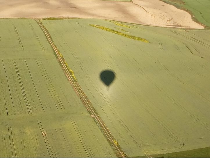 Bautismo De Aire De Un Meteorólogo En Los Cielos Riojanos El fenómeno óptico de la “luz santa” observada alrededor de la sombra del globo sobre un campo de cereal.