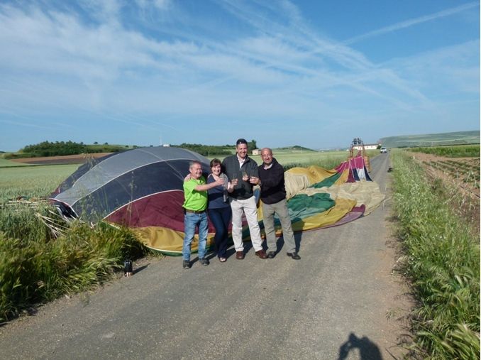 Bautismo De Aire De Un Meteorólogo En Los Cielos Riojanos Brindis final tras el aterrizaje del globo. Fuente: Globos Arcoíris.