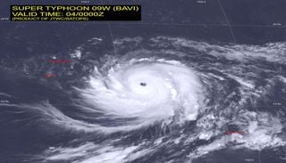 Bavi se ha intensificado hasta un supertif&oacute;n de categor&iacute;a 5 y se prev&eacute; que el "monstruo" tropical triplique su tama&ntilde;o