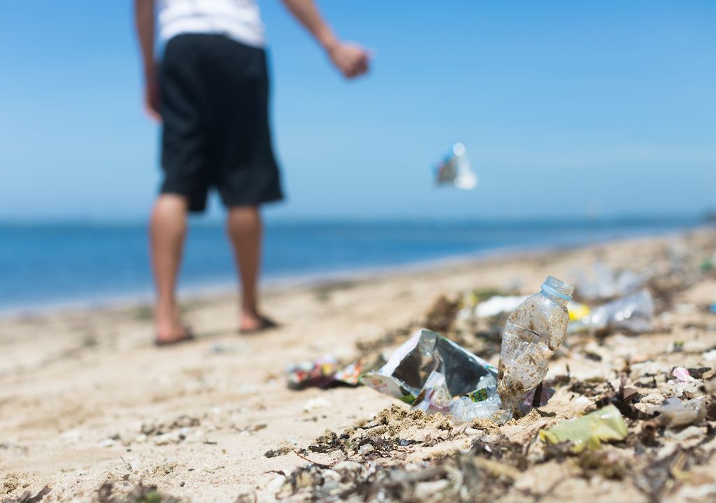 UK heatwave beach litter.
