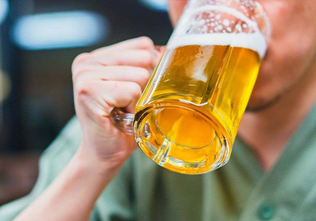 homem bebendo cerveja