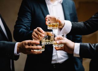 Bebidas alcoólicas aumentam risco de demência mesmo em pequenas doses, diz novo estudo