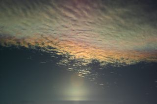 Bellas irisaciones en atardecer del 19 deJunio de 2004