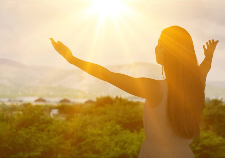 Mulher abraça pôr do Sol bem vindo calor Mulher abraça pôr do Sol bem vindo calor