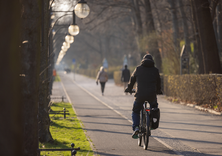 Berlin erlebt Fr&uuml;hlingspremiere &ndash; Sonne lacht, Hoch JANNIS strahlt, doch Splitreste auf Gehwegen &auml;rgern die B&uuml;rger