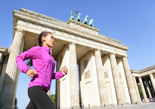 Berliner tanken! Samstag tanken sie 13 Stunden strahlenden Sonnenschein! Aber Achtung: Sonntag gibt’s nichts zu tanken!