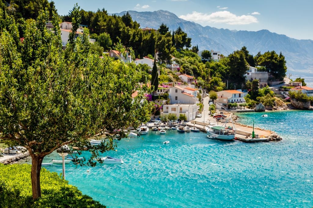 Ein Dorf an der kroatischen Küste bei Split - perfekt für den Urlaub im Ferienhaus. Foto: Adobe Stock