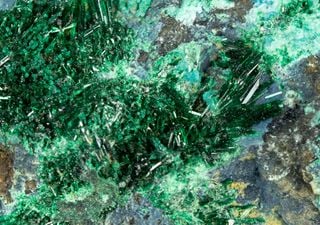 Besonderes Wüstenmineral: Das smaragdgrüne Atacamit kühlt sich ab, wenn es mit Magneten in Kontakt kommt