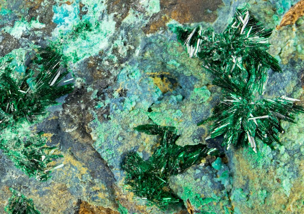 Der magnetokalorische Effekt kommt durch die Kupferionen zustande, die sich in Anwesenheit eines Magnetfelds nicht stabil (antiparallel) anordnen können. Das Material ändert seine Temperatur. Der magnetokalorische Effekt kommt durch die Kupferionen zustande, die sich in Anwesenheit eines Magnetfelds nicht stabil (antiparallel) anordnen können. Das Material ändert seine Temperatur.