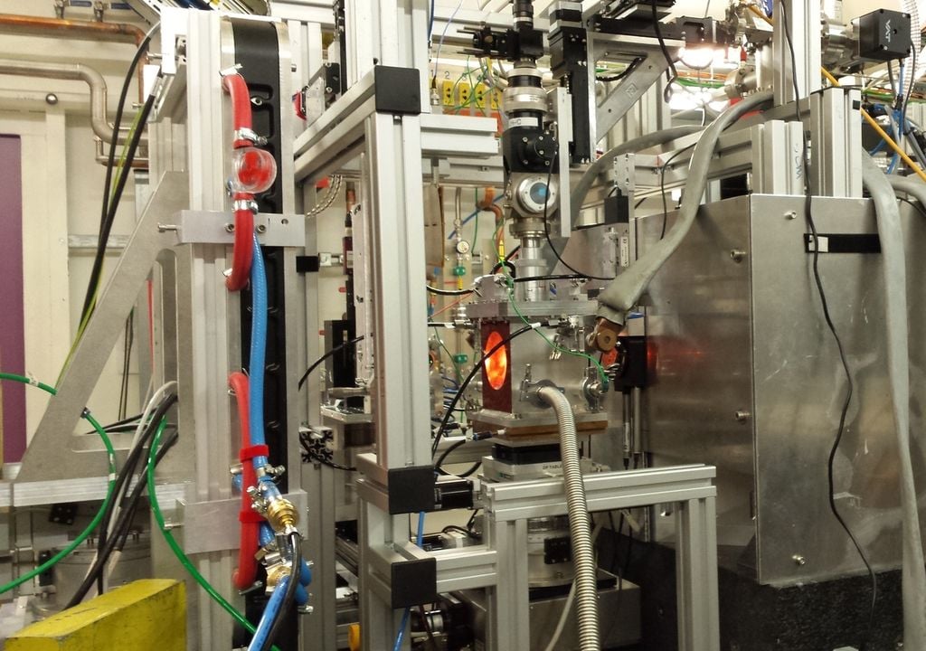 Ein Einblick in den Versuchsaufbau am DESY in Hamburg zeigt die Vakuumkammer mit der Hochtemperatur-Diamant-Ambosszelle: Das orange Farbe stammt vom Licht, das die Zelle bei hoher Temperatur ausstrahlt. Ein Einblick in den Versuchsaufbau am DESY in Hamburg zeigt die Vakuumkammer mit der Hochtemperatur-Diamant-Ambosszelle: Das orange Farbe stammt vom Licht, das die Zelle bei hoher Temperatur ausstrahlt.